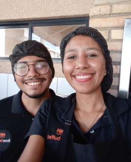 Garçom profissional servindo em evento elegante