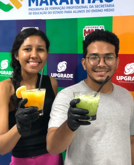 Bartender preparando coquetéis criativos